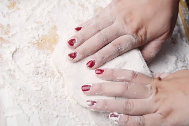 kadın hamur yoğurma eller.