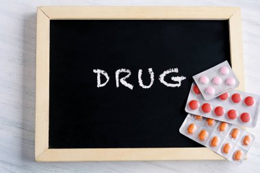 Kara tahta hapları ile.