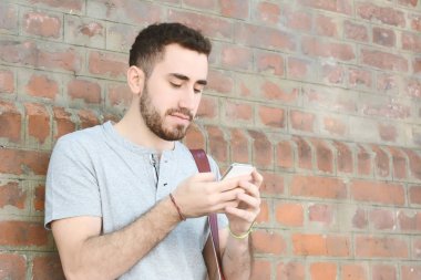 Latin adamın telefonunu yazarak.