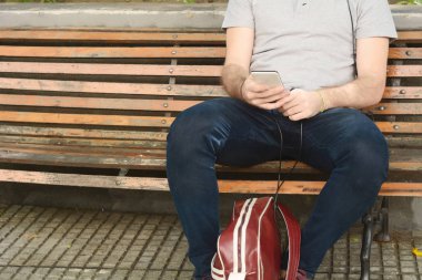 Telefonunu yazarak adam.