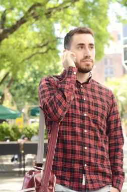 Latince adam telefonda konuşurken.