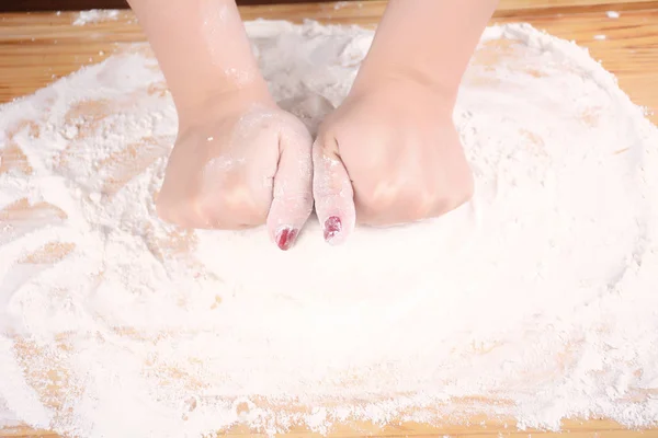 Mani di donna impastando la pasta . — Foto Stock