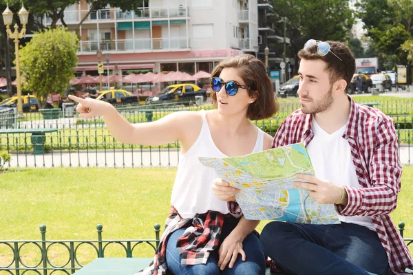 Paar schaut auf die Karte. — Stockfoto