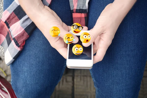 Człowiek za pomocą smartphone wysyłanie emojis. — Zdjęcie stockowe