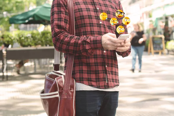 Hombre usando el teléfono inteligente enviar emojis . —  Fotos de Stock