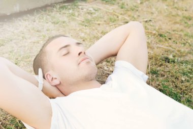 adam çimenlerin üzerinde rahatlatıcı.