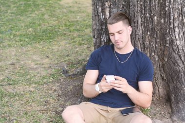 Latin adamın telefonunu yazarak.