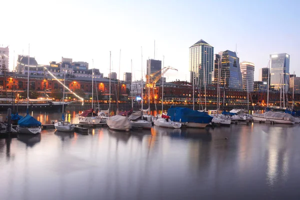 Puerto Madero bairro em Buenos Aires . — Fotografia de Stock