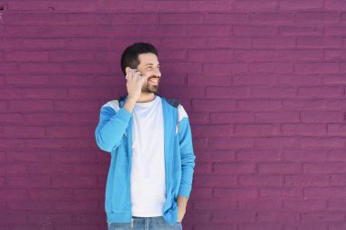 Latince adam telefonda konuşurken