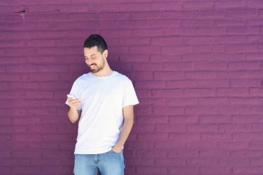 Latin adamın telefonunu yazarak.