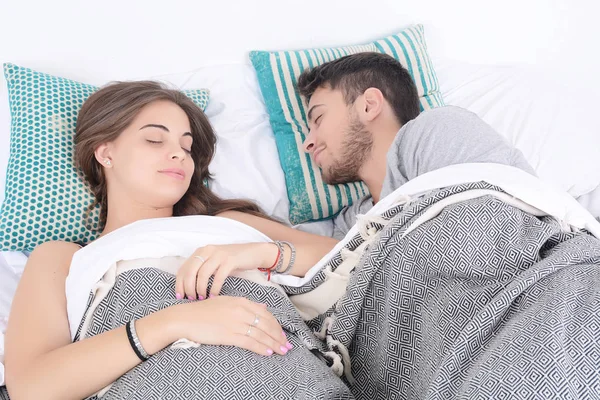 Casal dormindo na cama. — Fotografia de Stock