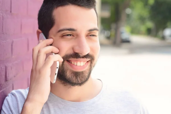 Łacińska mężczyzna rozmawia przez telefon — Zdjęcie stockowe