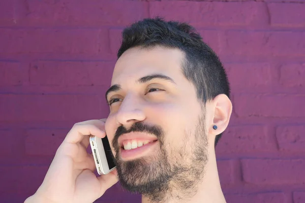 Latijnse man praten aan de telefoon — Stockfoto