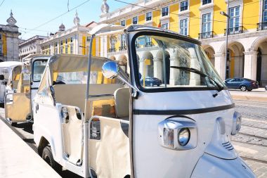 Tuk tuk Portekiz'de Lizbon sokakta