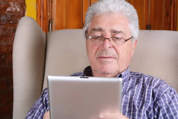 Oude man met behulp van Tablet PC. — Stockfoto