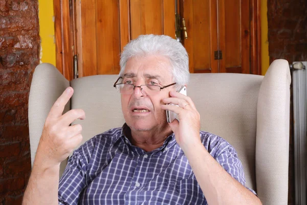 Velho falando no telefone . — Fotografia de Stock