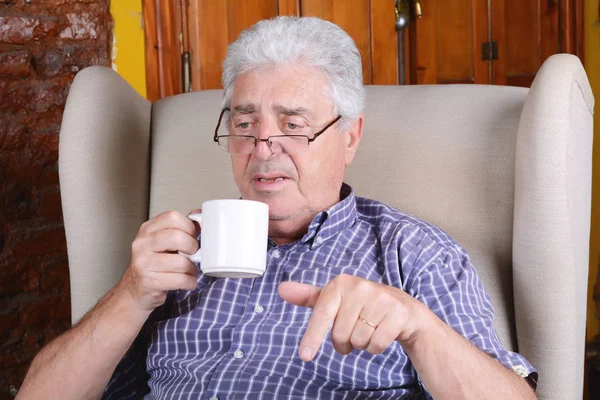 Oude man drinken koffie. — Stockfoto