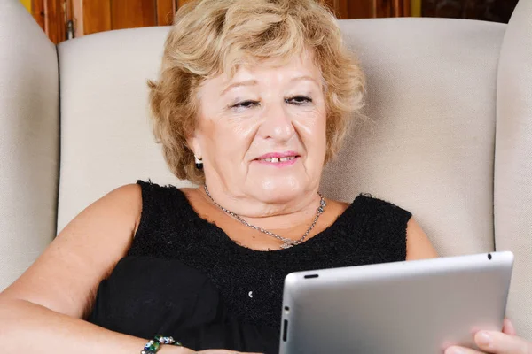 Mulher velha usando tablet . — Fotografia de Stock