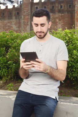 Dijital tablet kullanan adam.
