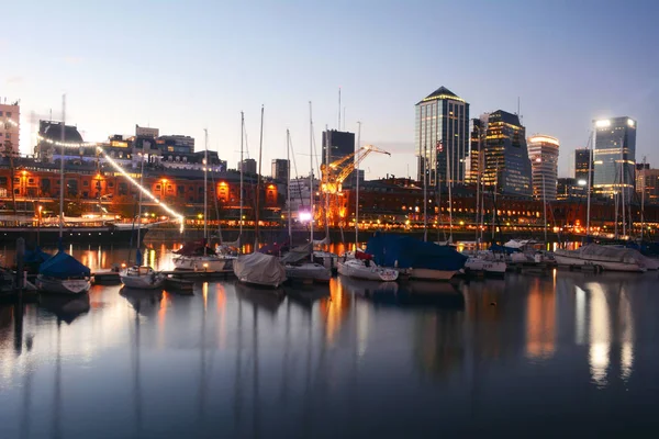 Puerto Madero bairro em Buenos Aires . — Fotografia de Stock