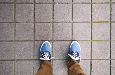 Ayakları üzerinde kaldırım