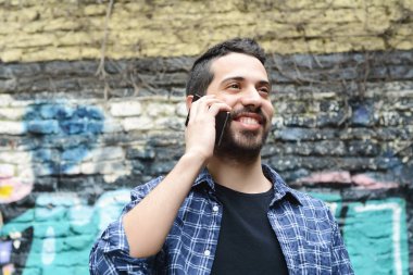 Latince adam telefonda konuşurken