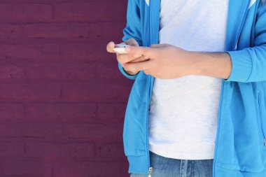 Latin adamın telefonunu yazarak.