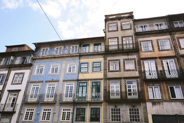 Barevné staré fasády domů ve městě Porto — Stock fotografie