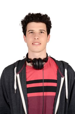 Adam siyah kulaklık ile.