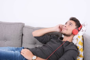 adam kanepede müzik dinleme.
