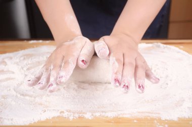 kadın hamur yoğurma eller.