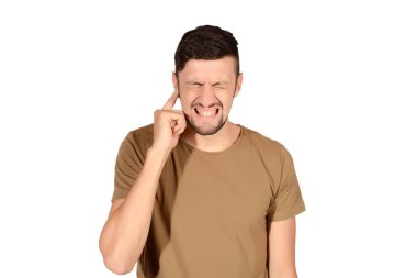 Adam kulaklarını kapatıyor..