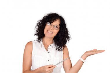 bir avuç içinde gösterilen kadın.