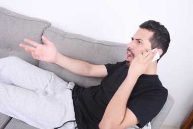 Telefonda Konuşan Adam.