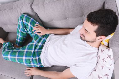 Adam kanepede yatıyor..