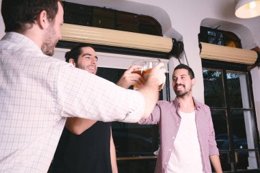 Genç arkadaşlar bira ile sorun