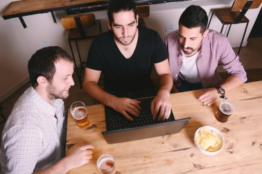 Genç arkadaşlar laptop pc ile eğleniyor