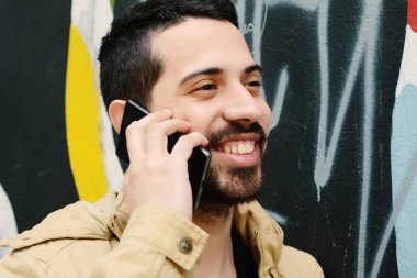 Latince adam telefonda konuşurken