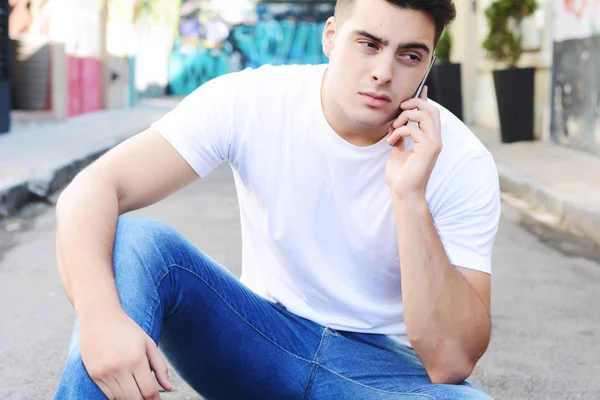 Latin férfi beszél a telefonon — Stock Fotó