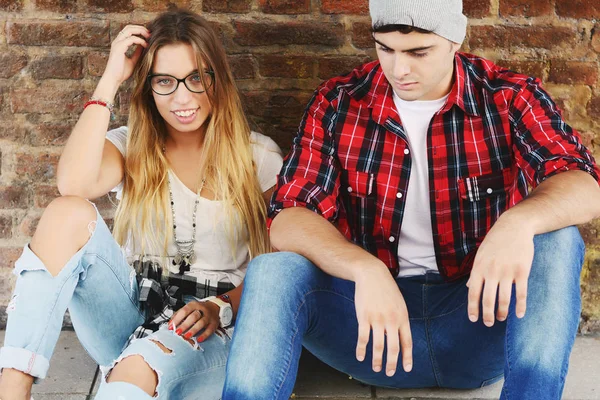 Joven hombre y mujer posando — Foto de Stock