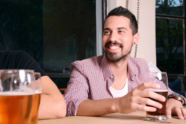 Amigos bebendo cerveja no bar — Fotografia de Stock