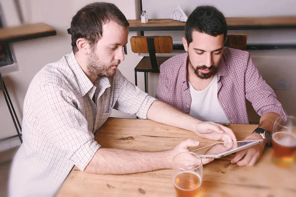 Jovens amigos se divertindo com tablet pc — Fotografia de Stock