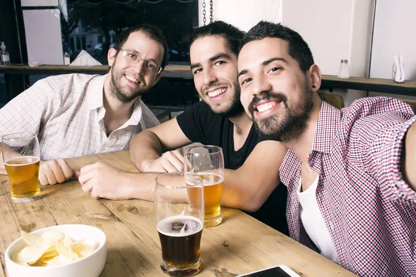 Amigos felizes estão fazendo selfie e beber cerveja — Fotografia de Stock