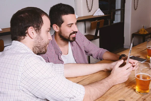 Jovens amigos se divertindo com tablet — Fotografia de Stock