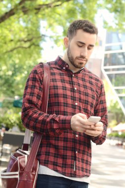 Telefonunu yazarak adam.