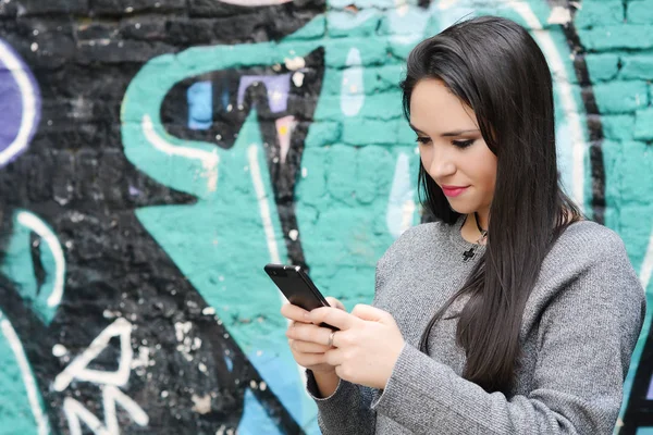 Jonge vrouw verzenden van berichten met haar smartphone. — Stockfoto