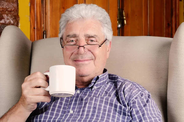 Old man drinking coffee. — Stock Photo, Image