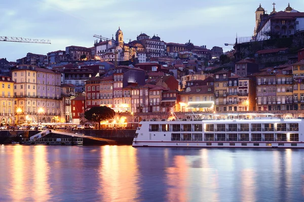 Porto régi város és a folyó Douro, Portugália. — Stock Fotó