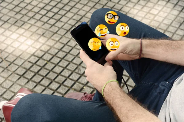 Hombre usando el teléfono inteligente enviar emojis . —  Fotos de Stock