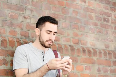 Latin adamın telefonunu yazarak.